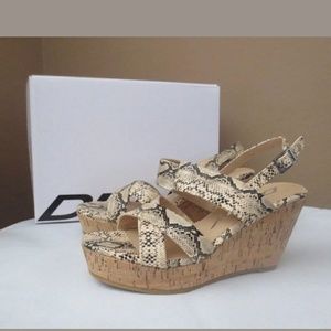 Dkny 🐍 snake print embossed cork wedge sandals